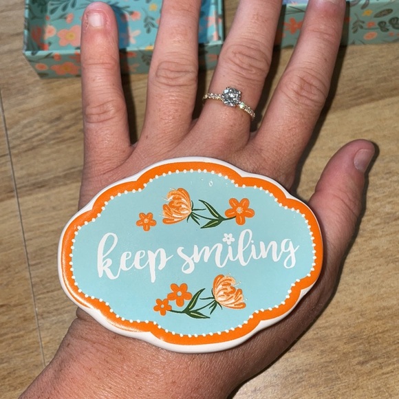 Keep Smiling glass decor - Picture 3 of 3